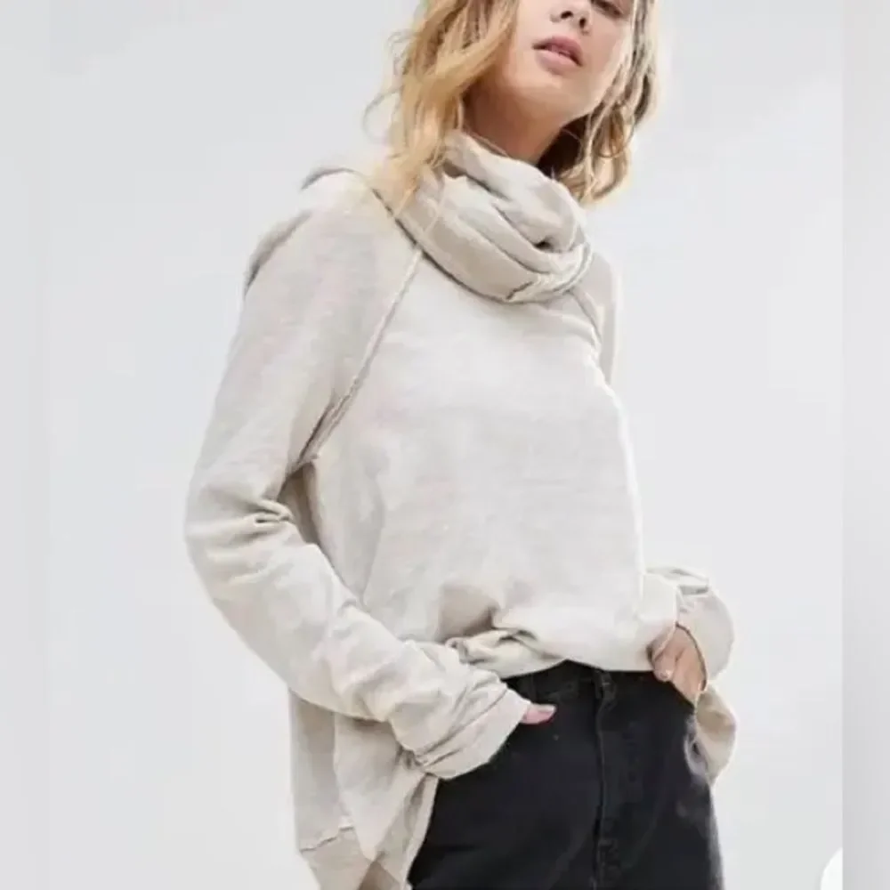 Free People Cocoon Cowl Neck Pullover Oatmeal Gray sz L Relaxed Fit Boho Beach